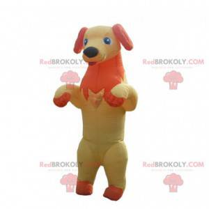 Mascote cachorro amarelo e laranja com a língua de fora -