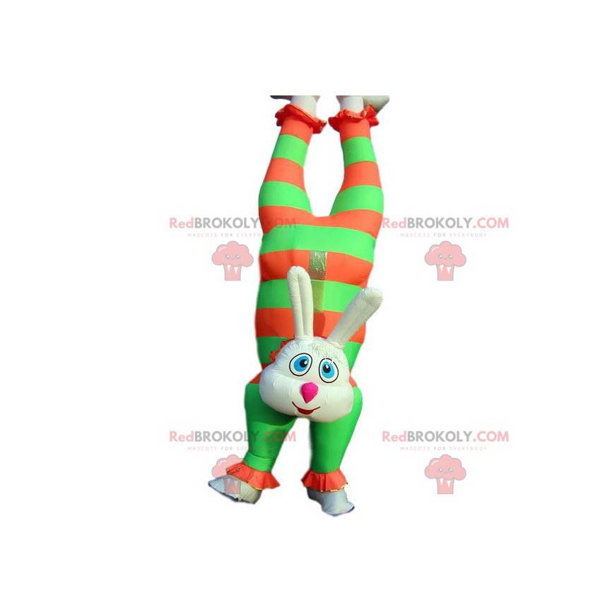 Mascote inflável de coelho de circo colorido com a cabeça baixa