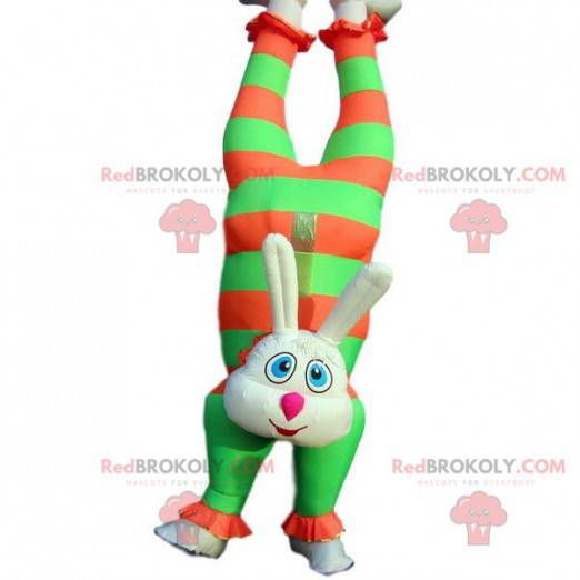 Mascote inflável de coelho de circo colorido com a cabeça baixa
