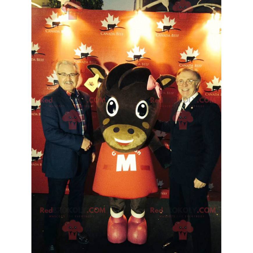 Mascotte de vachette marron en robe rouge - Redbrokoly.com Mascotte de vachette marron en robe rouge - Redbrokoly.com
