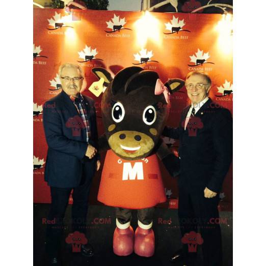 Mascotte della mucca marrone in vestito rosso - Redbrokoly.com