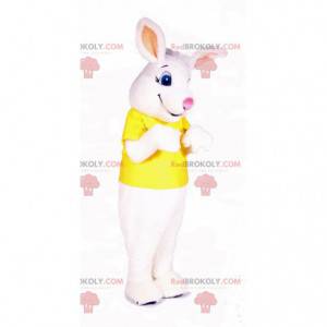 Weißes Kaninchenmaskottchen gekleidet in einem gelben T-Shirt -
