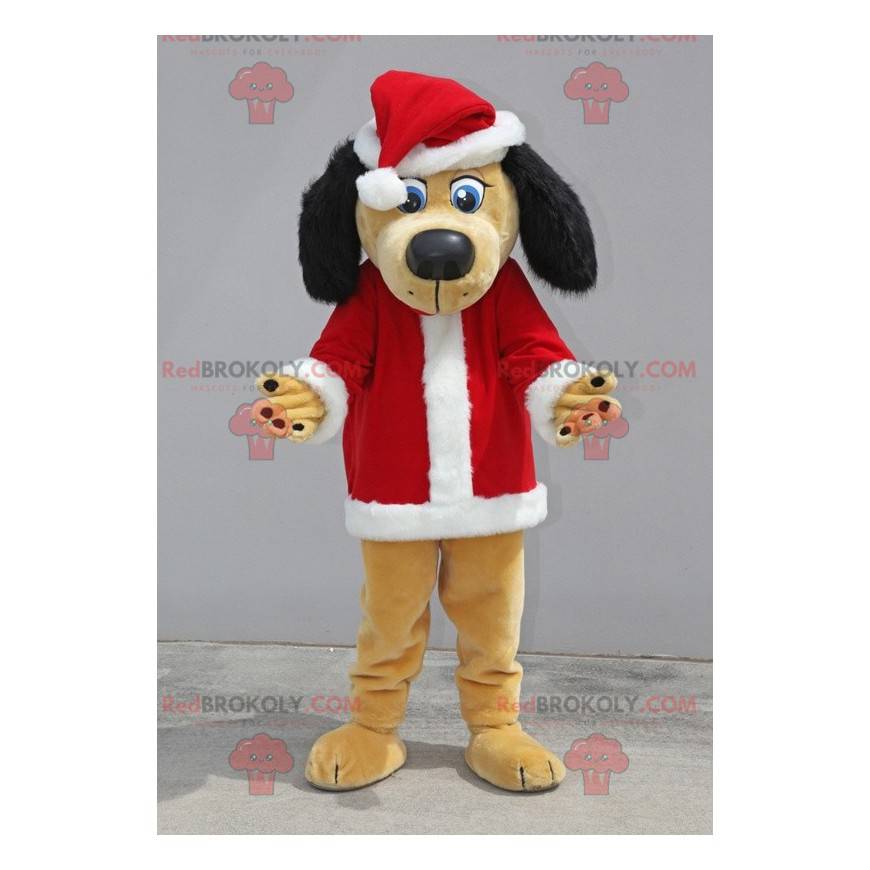 Beżowo-czarna maskotka pies przebrany za Świętego Mikołaja -