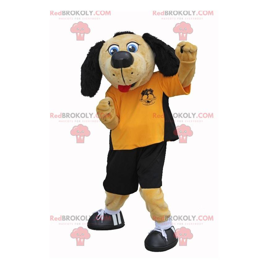 Mascota de perro beige y negro en traje de futbolista -