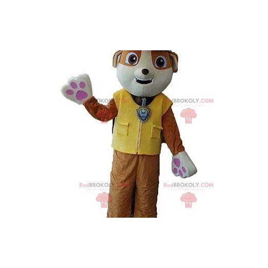 Mascote cachorro marrom e branco com colete amarelo -