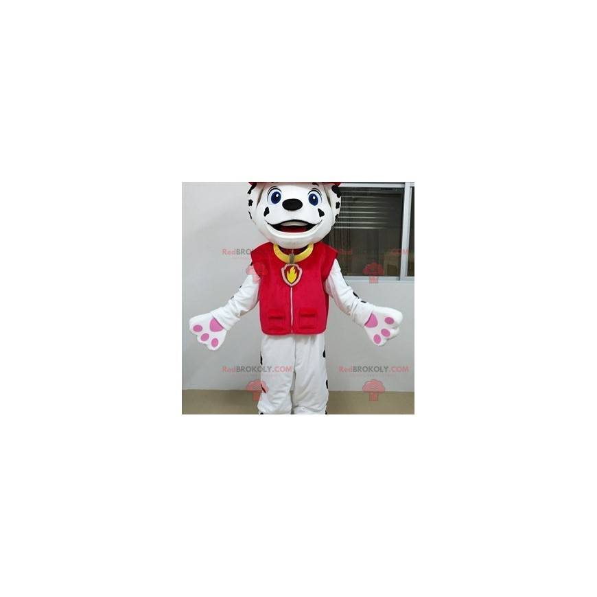 Bílý a černý dalmatský psí maskot oblečený jako hasič -