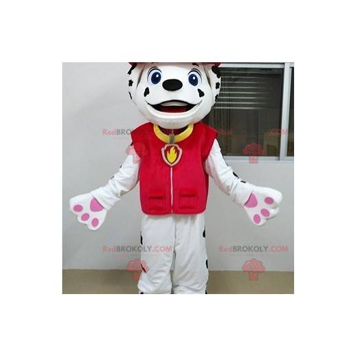 Bílý a černý dalmatský psí maskot oblečený jako hasič -
