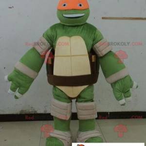 Mascote da tartaruga ninja com uma faixa laranja -