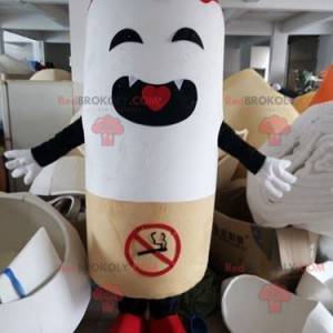 Mascote gigante do cigarro com placa de proibição -