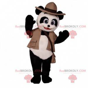 Mascota panda blanco y negro en traje de aventurero -