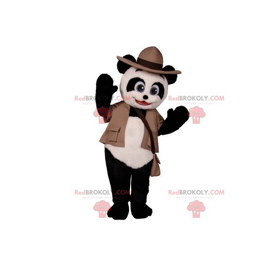 Mascota panda blanco y negro en traje de aventurero -