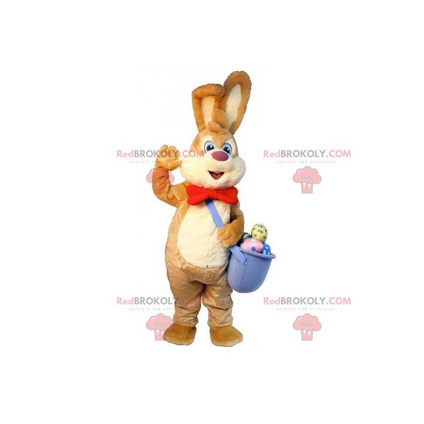 Mascota de conejito de Pascua marrón y blanco con huevos -