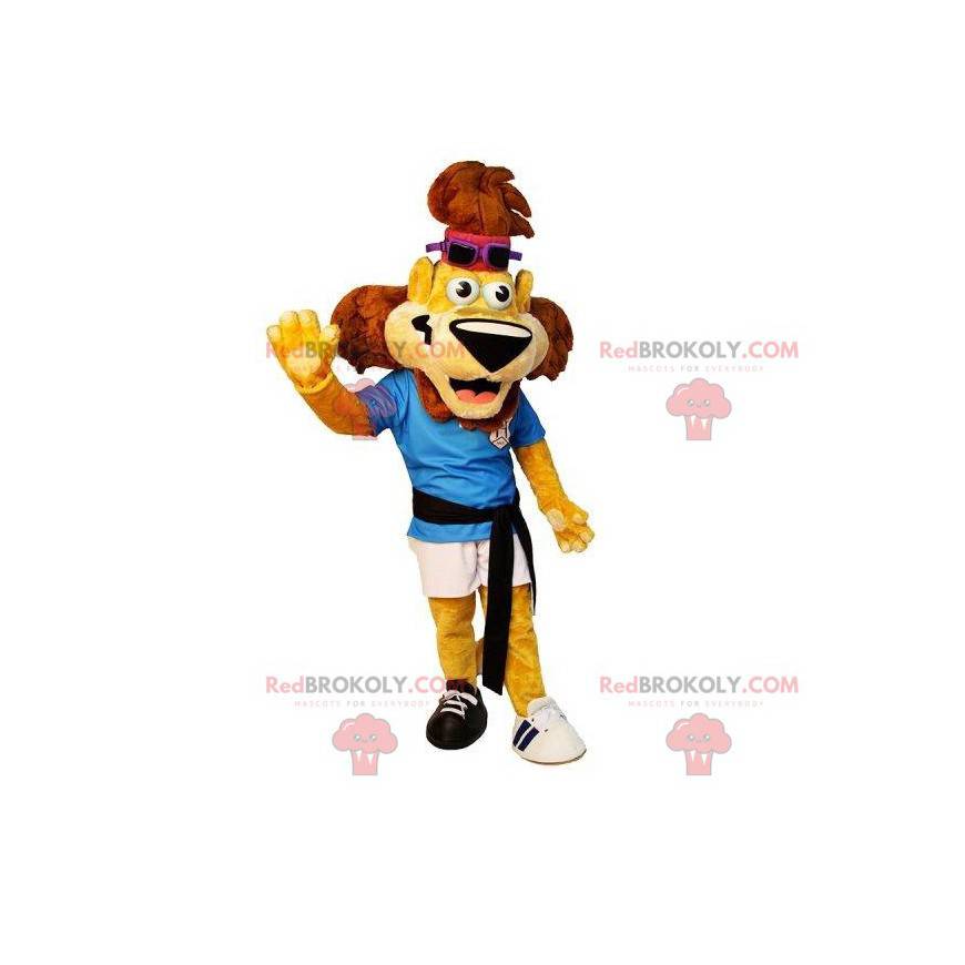 Mascota de león deportivo amarillo y marrón en ropa deportiva -