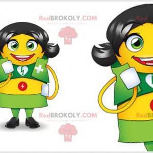 Brun sygeplejerske-maskot med et grønt tøj - Redbrokoly.com