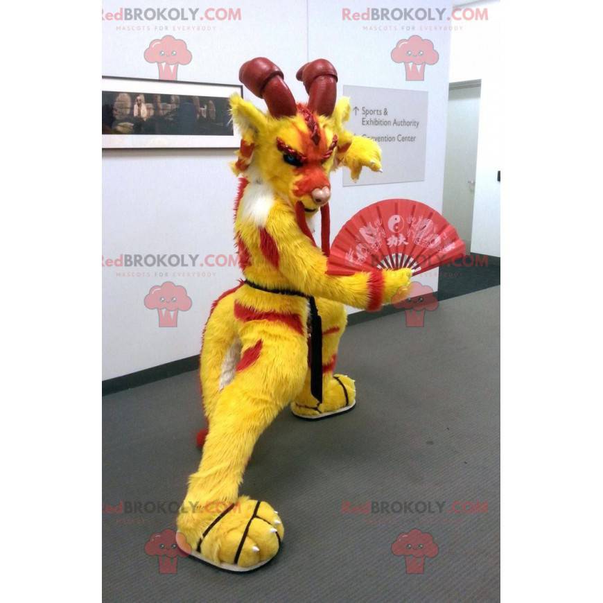 Mascote de cabra dragão chinês vermelho e amarelo -