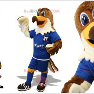 Mascota águila marrón y blanca en traje de futbolista -