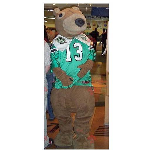 Mascote urso pardo com uma camisa esportiva verde e branca -