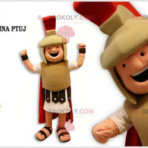 Mascota de gladiador vestida con un traje beige y rojo -