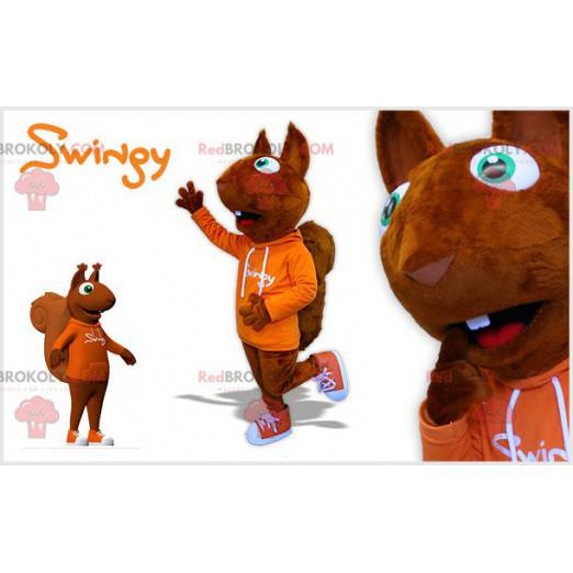 Mascotte d'écureuil marron avec un sweat shirt orange -