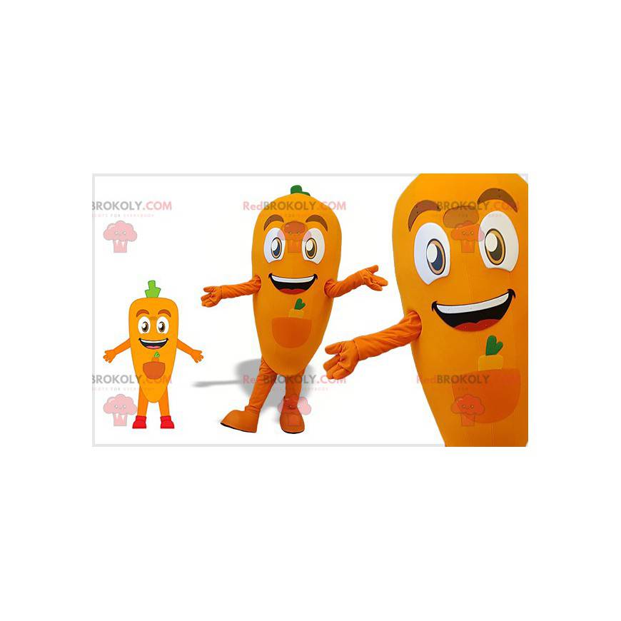 Reusachtige en lachende oranje en groene wortel mascotte -