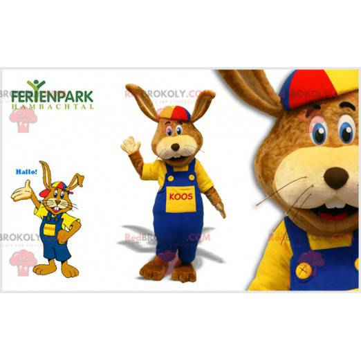 Braunes Kaninchenmaskottchen mit Overall und Mütze -