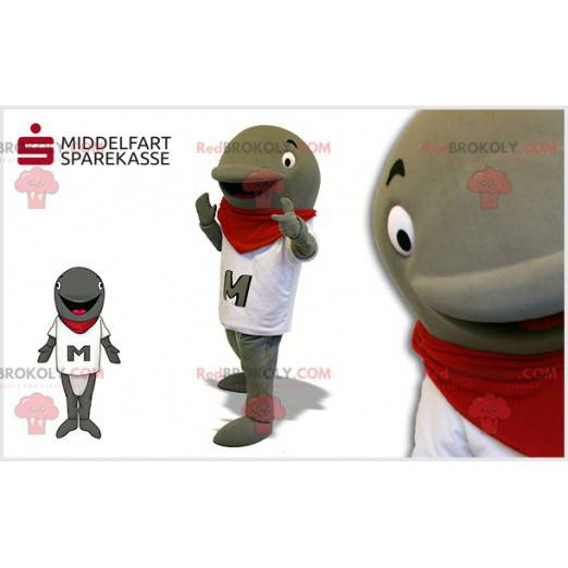 Graues Delfinmaskottchen mit einem weißen T-Shirt und einem