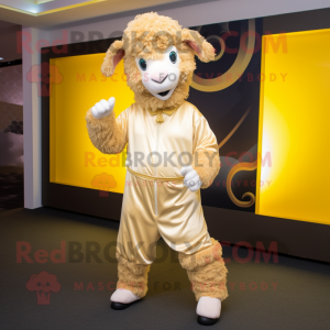 Złota owca w kostiumie...