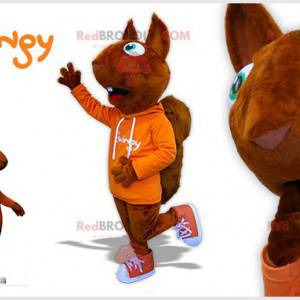 Mascotte bruine eekhoorn met een oranje sweatshirt -