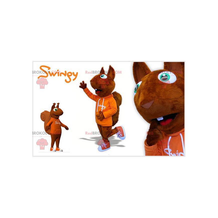 Mascota de la ardilla marrón con una sudadera naranja -