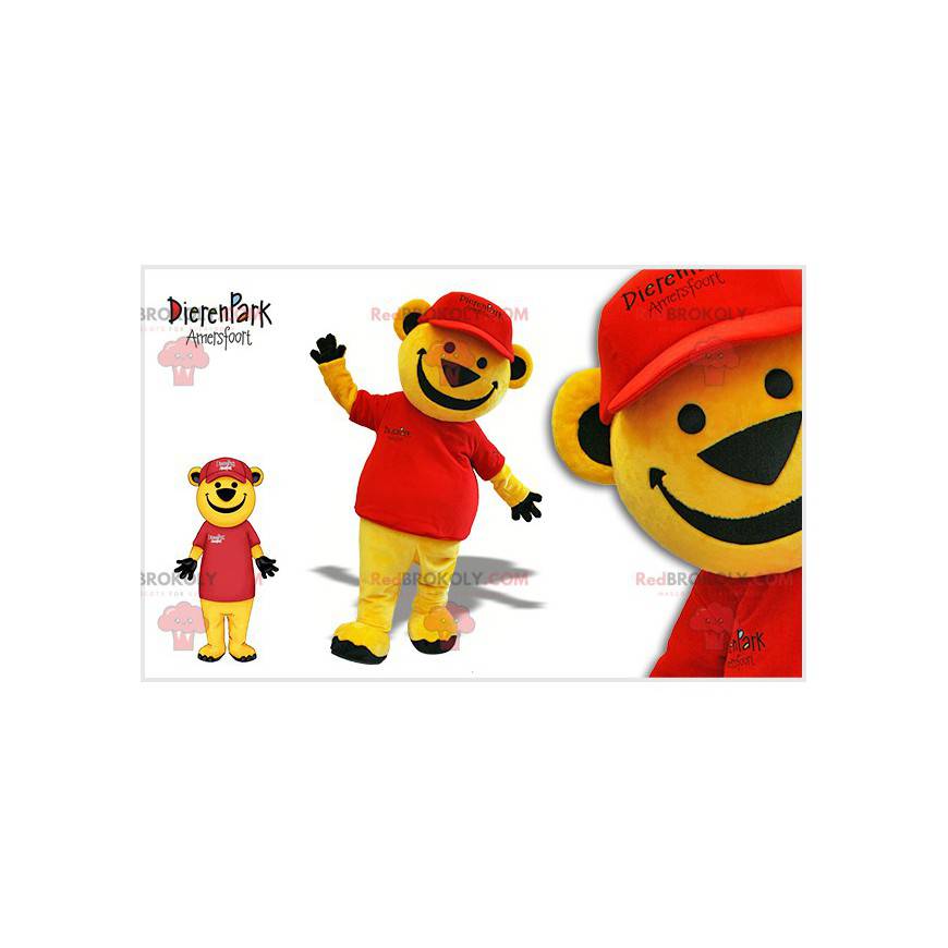 Mascota oso amarillo vestida de rojo con una gorra -