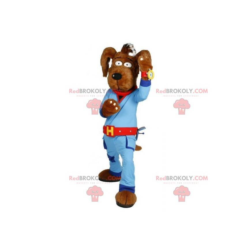 Braunes Hundemaskottchen mit einer blauen Kombination -