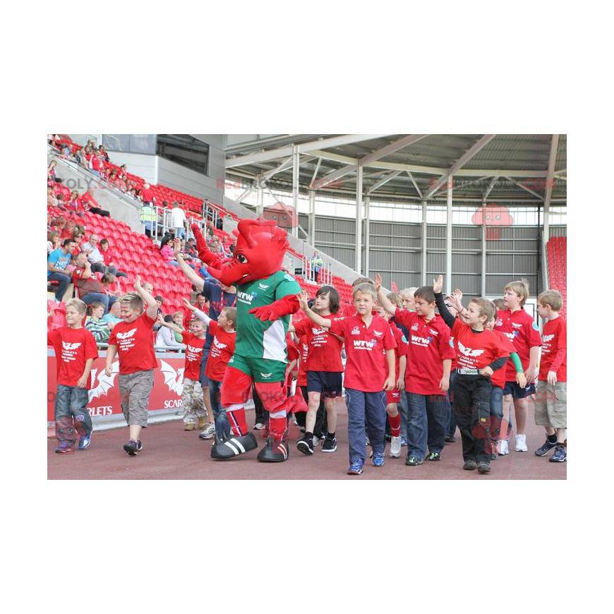 Rød drage maskot i grønt sportstøj - Redbrokoly.com
