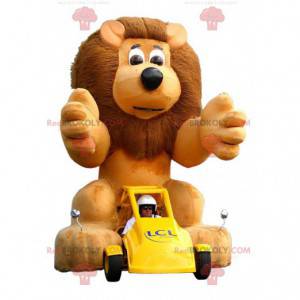Gul bilmaskot med ett brunt lejon. LCL maskot - Redbrokoly.com
