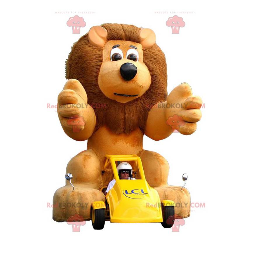 Gul bilmaskot med ett brunt lejon. LCL maskot - Redbrokoly.com