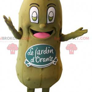 Mascote gigante de pickle verde. O jardim do orante -