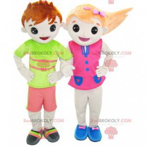 2 mascotes: um menino e uma menina em trajes coloridos -