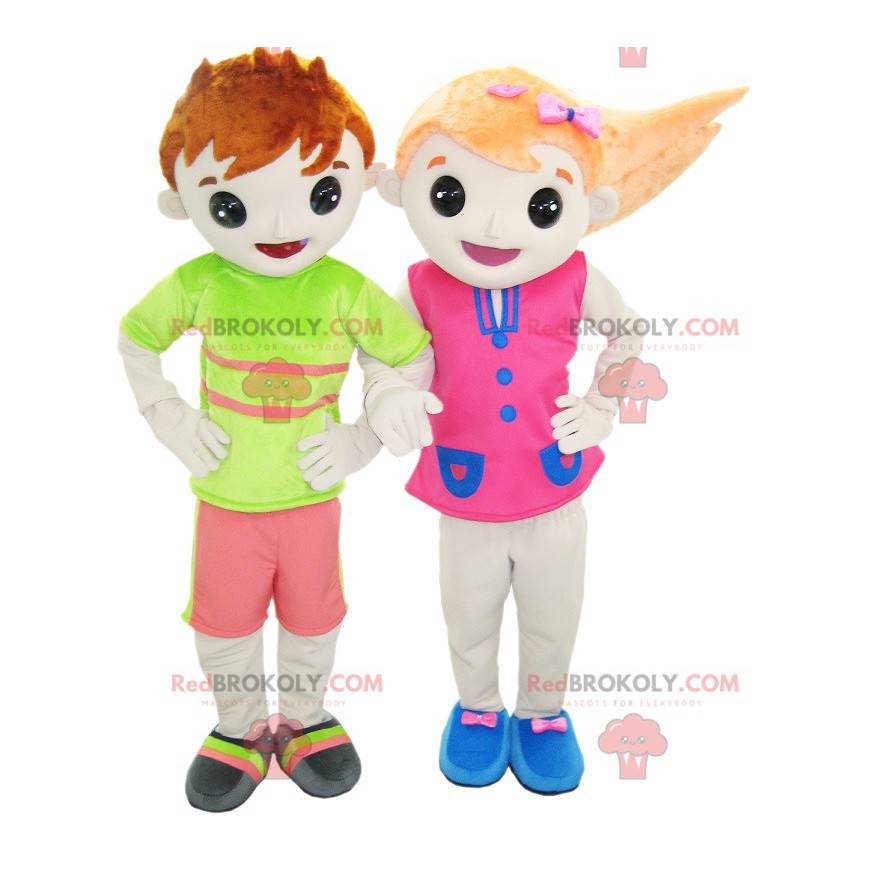 2 maskotter: en dreng og en pige i farverige tøj -