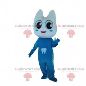 Mascote da fantasia de dente gigante vestida de azul. Macacão