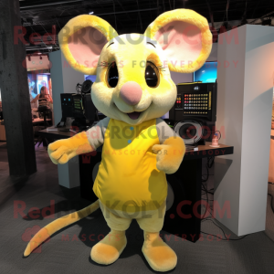 Postava maskota žluté myši...