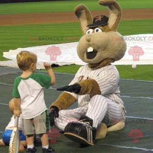 Mascotte de lapin géant marron en tenue de baseball