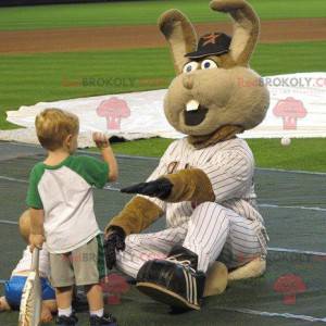 Mascotte de lapin géant marron en tenue de baseball -