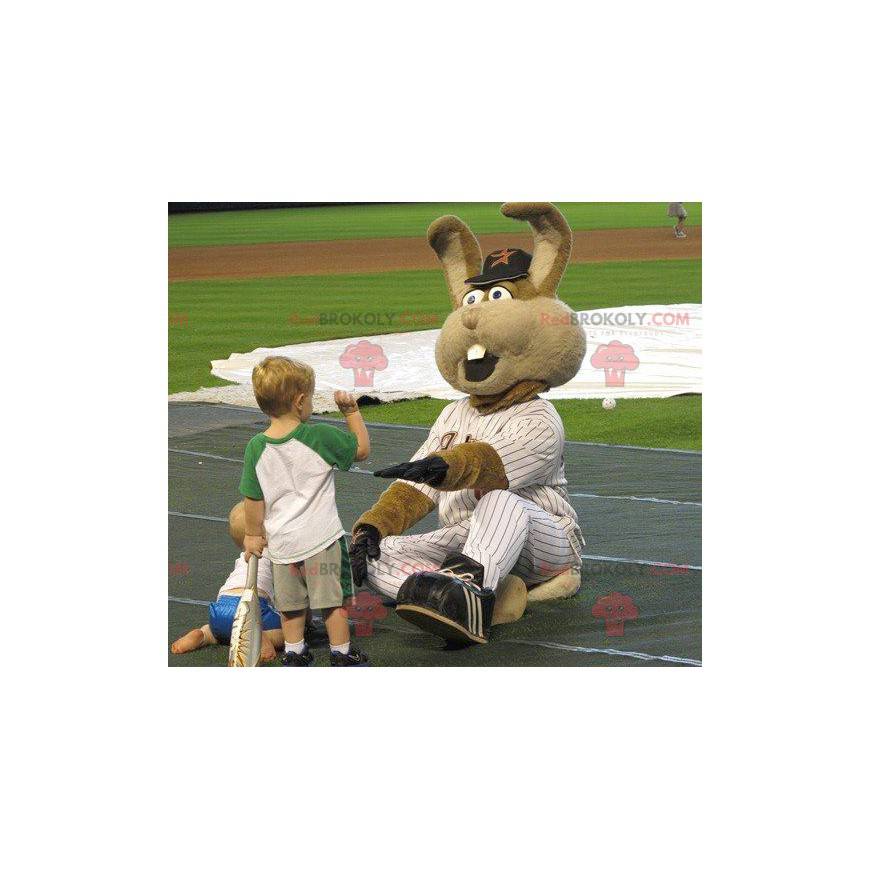 Reusachtig bruin konijn mascotte in honkbal outfit -