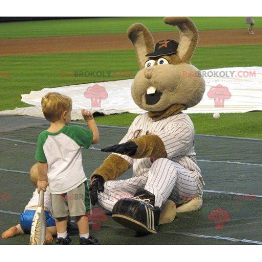 Gigantyczny brązowy królik maskotka w stroju baseballowym -