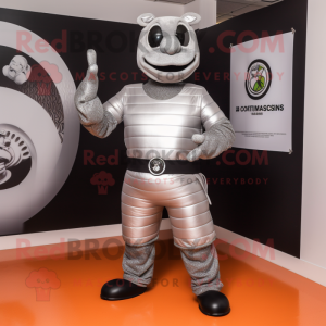Stříbrná postava maskota...