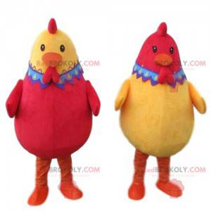 2 maskotar av röda och gula höns, 2 färgade kycklingar -