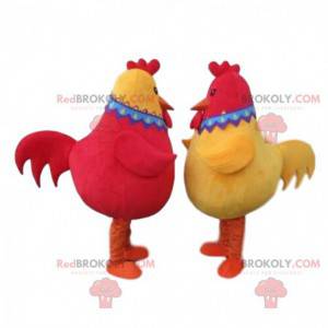 2 maskoter med røde og gule høner, 2 fargede kyllinger -