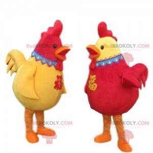 2 mascotes de galos vermelhos e amarelos, 2 galinhas coloridas