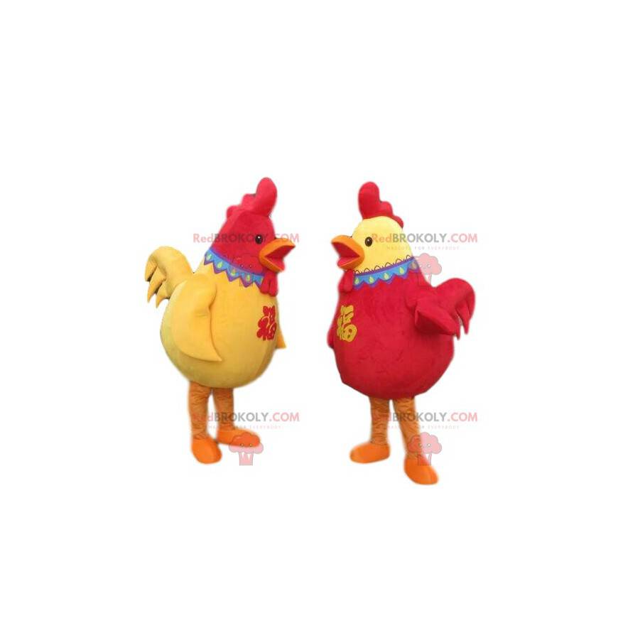 2 mascotas de gallos rojos y amarillos, 2 pollos de colores -