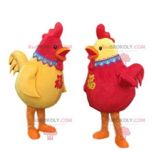2 mascotes de galos vermelhos e amarelos, 2 galinhas coloridas