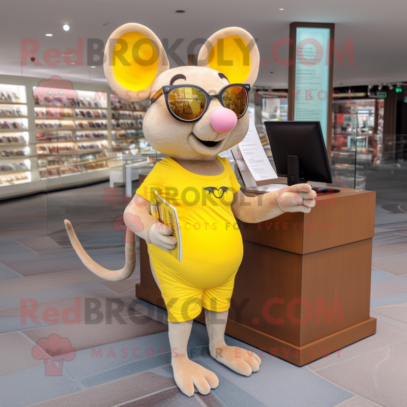 Mascotte de Rat jaune personnage costumé habillé d'un Bikini et de
